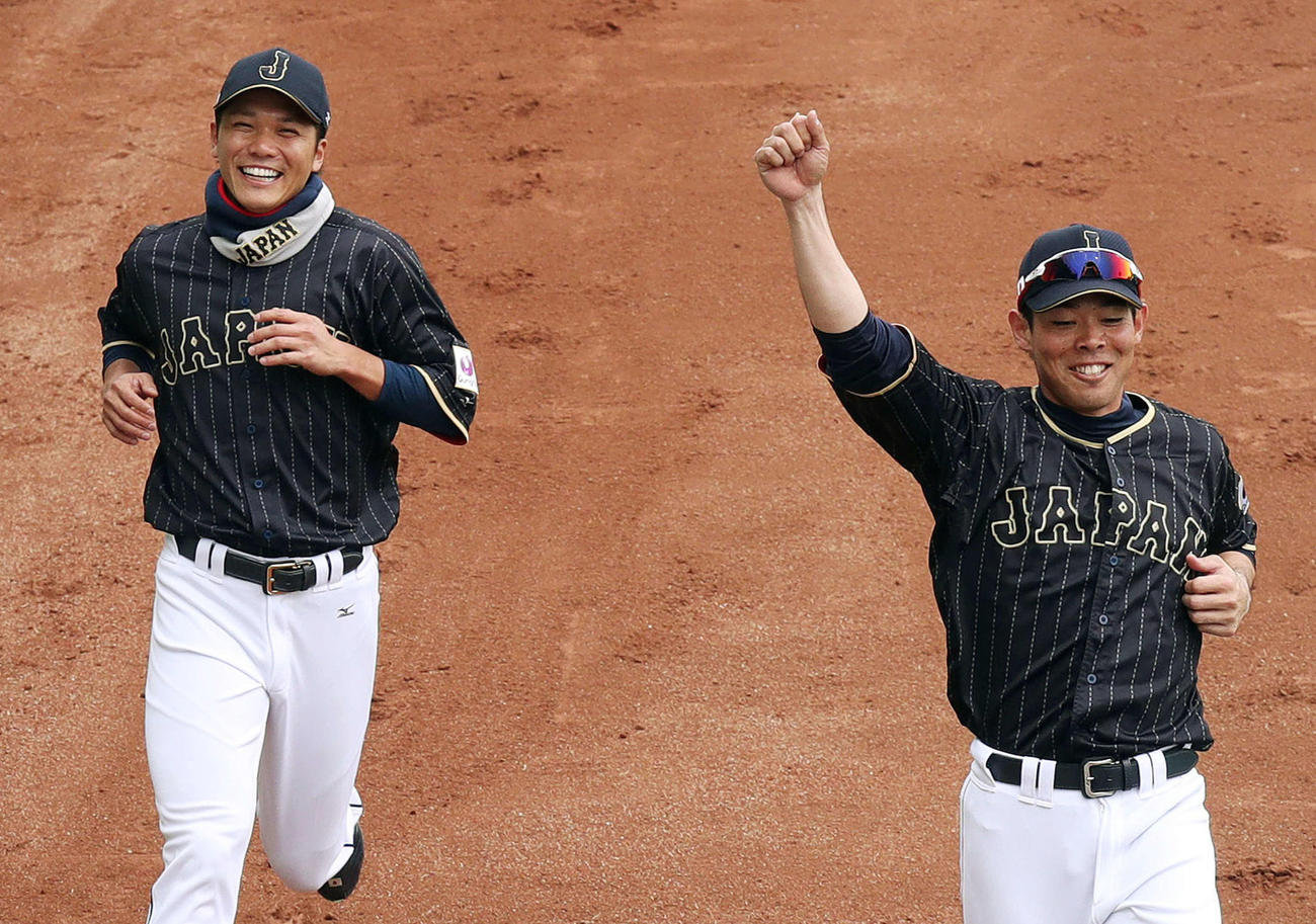 17年2月、短距離ダッシュで秋山（右）は坂本に勝利してガッツポーズ