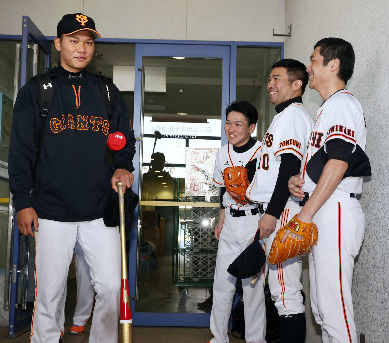 15年春季キャンプ、さかとも（右から3人目）に苦笑いの巨人坂本（左）。右から桑田ます似、あれ慎之助