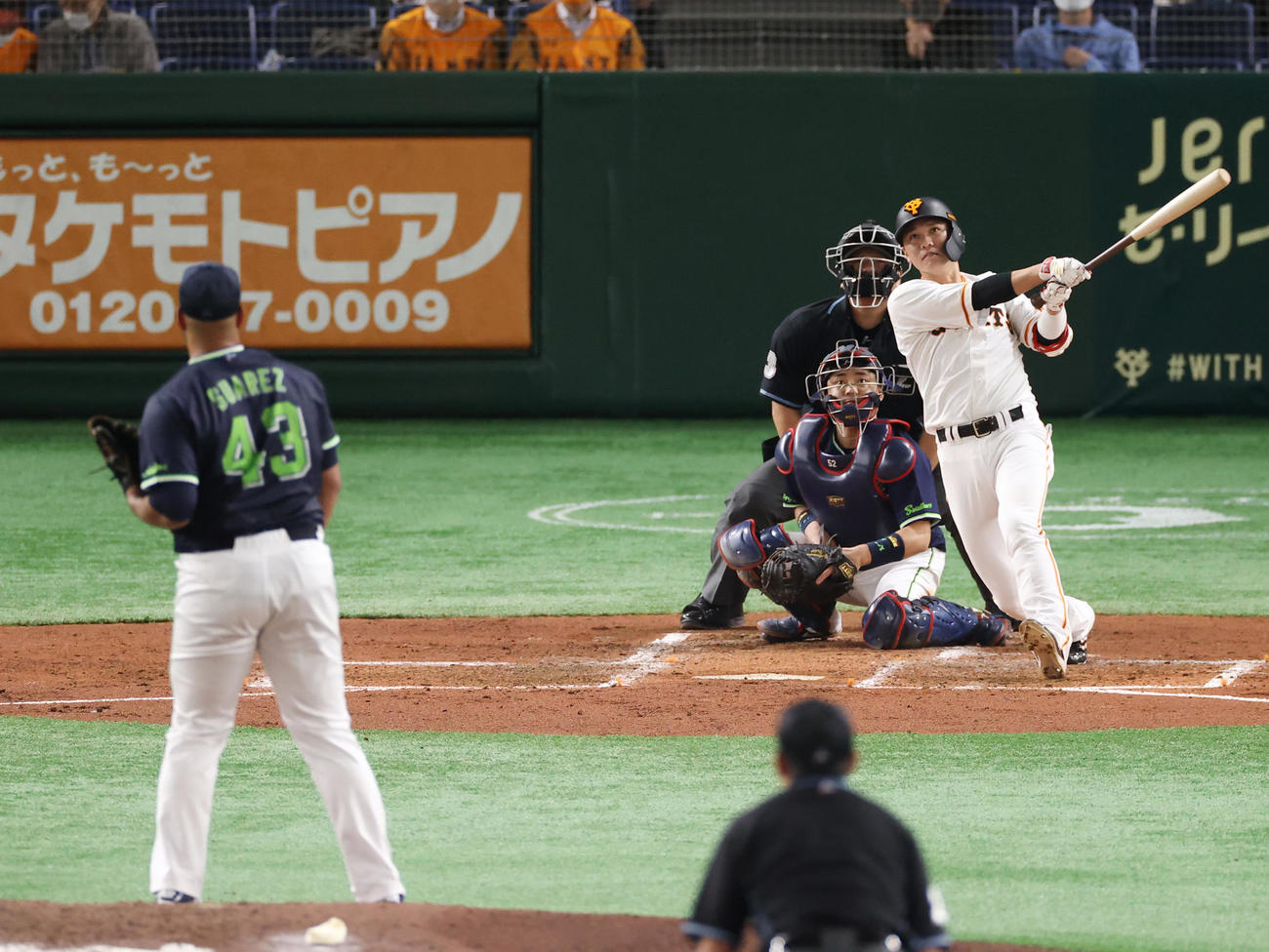 巨人対ヤクルト　3回裏巨人無死一塁、中越え2点本塁打を放つ坂本。投手スアレス（撮影・垰建太）
