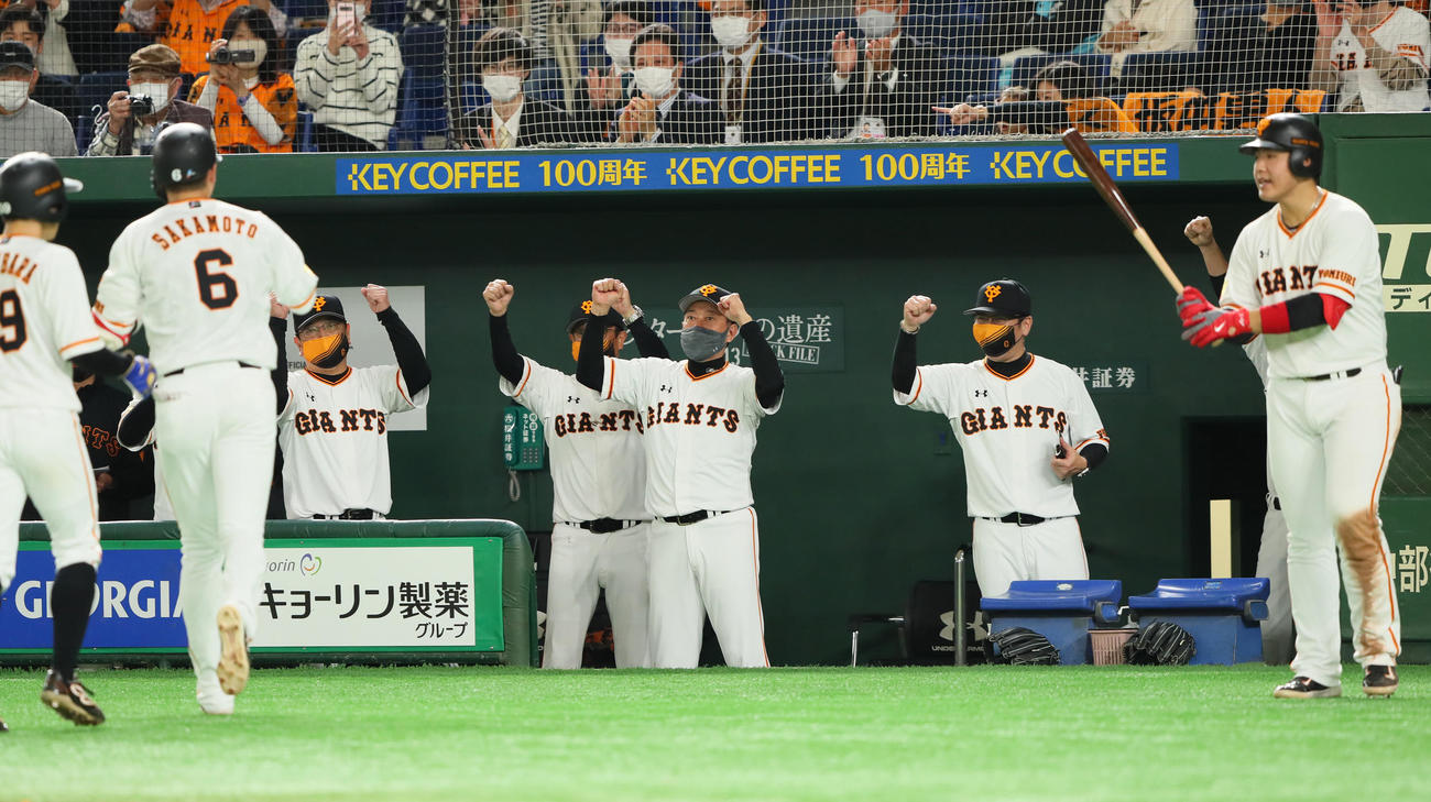 巨人対ヤクルト　3回裏巨人無死一塁、中越え2点本塁打を放った坂本（左から2人目）をガッツポーズで迎える原監督（中央）（撮影・足立雅史）