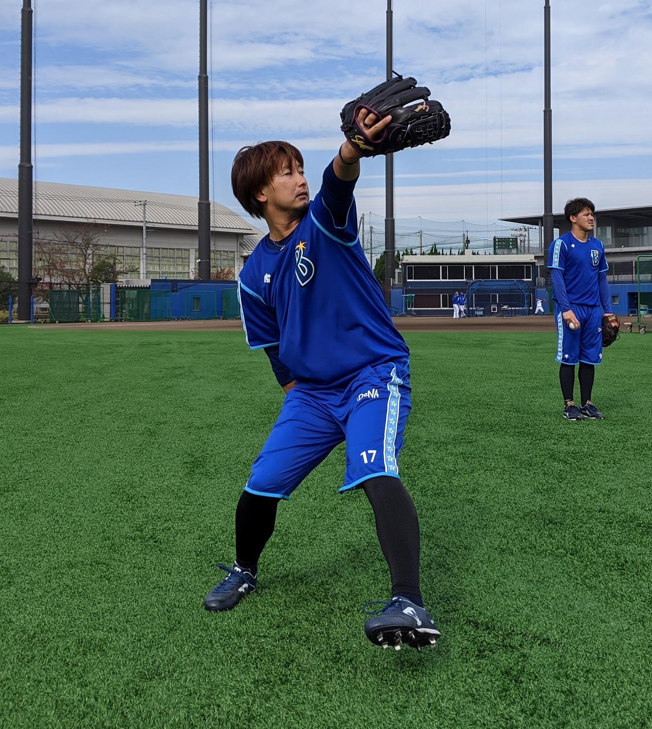 キャッチボールを行うDeNA三嶋（球団提供）