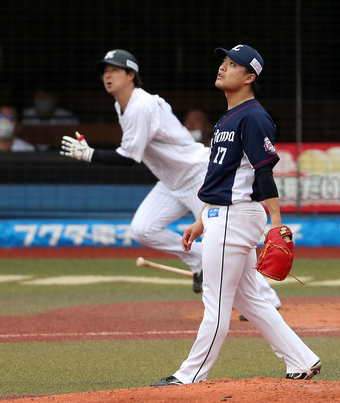 ロッテ対西武　4回裏ロッテ2死、藤岡（左）の右越えソロ本塁打の打球を見上げる西武松本（撮影・松本俊）