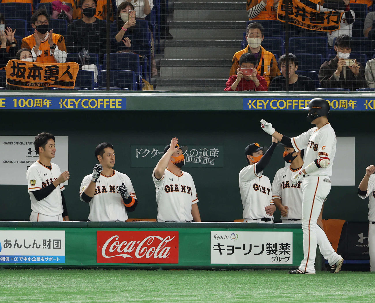 巨人対ヤクルト　3回裏巨人無死一塁、中越え2点本塁打を放ちベンチに迎えられる坂本（右手前）。左端は先発の横川（撮影・河野匠）
