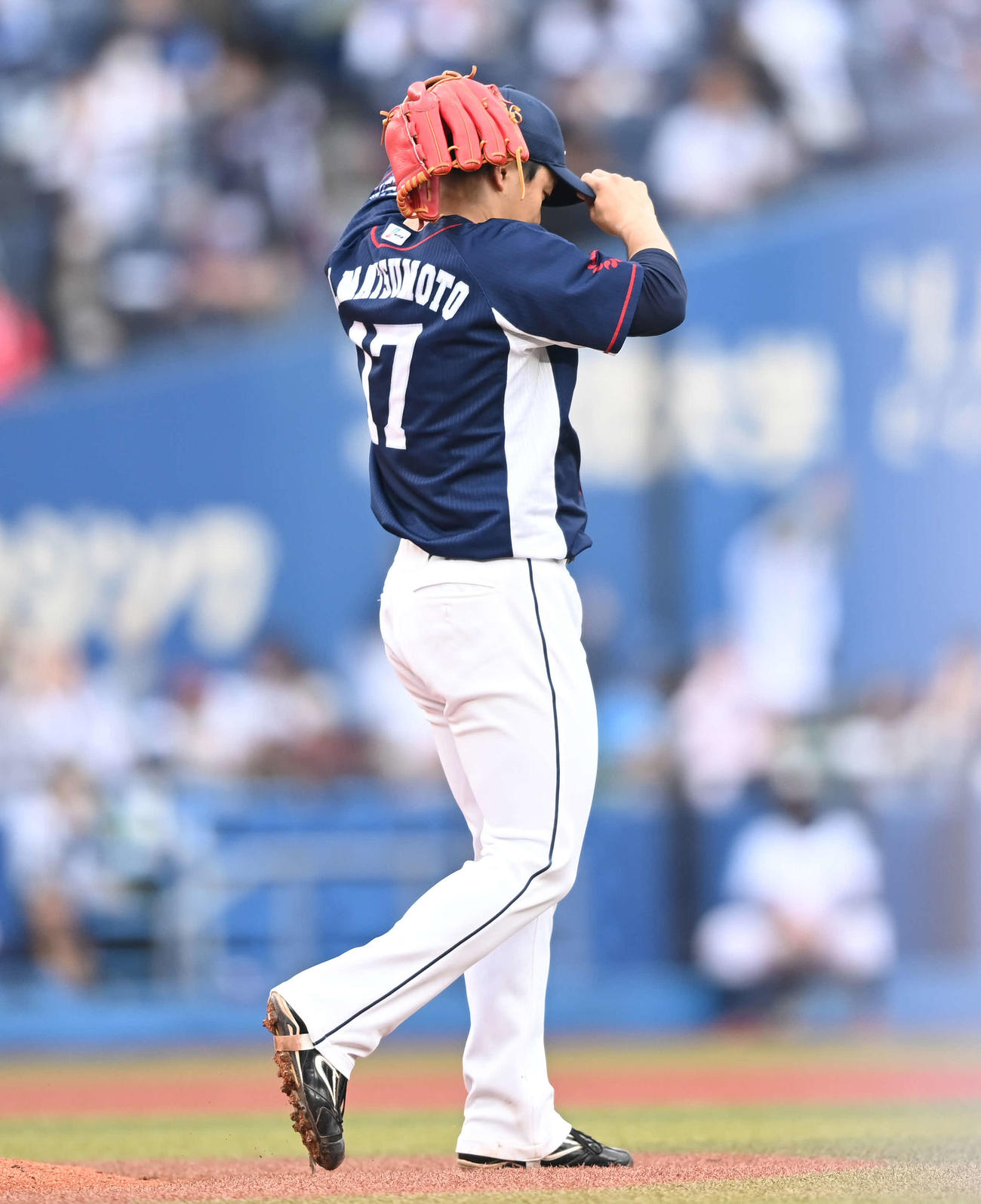 ロッテ対西武　4回裏ロッテ2死、藤岡に右越えソロ本塁打を浴び、うつむく松本（撮影・鈴木みどり）