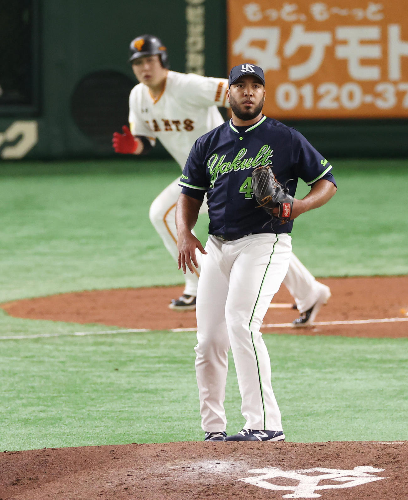 巨人対ヤクルト　1回裏巨人2死二塁、岡本に先制の適時打を許すスアレス（撮影・垰建太）