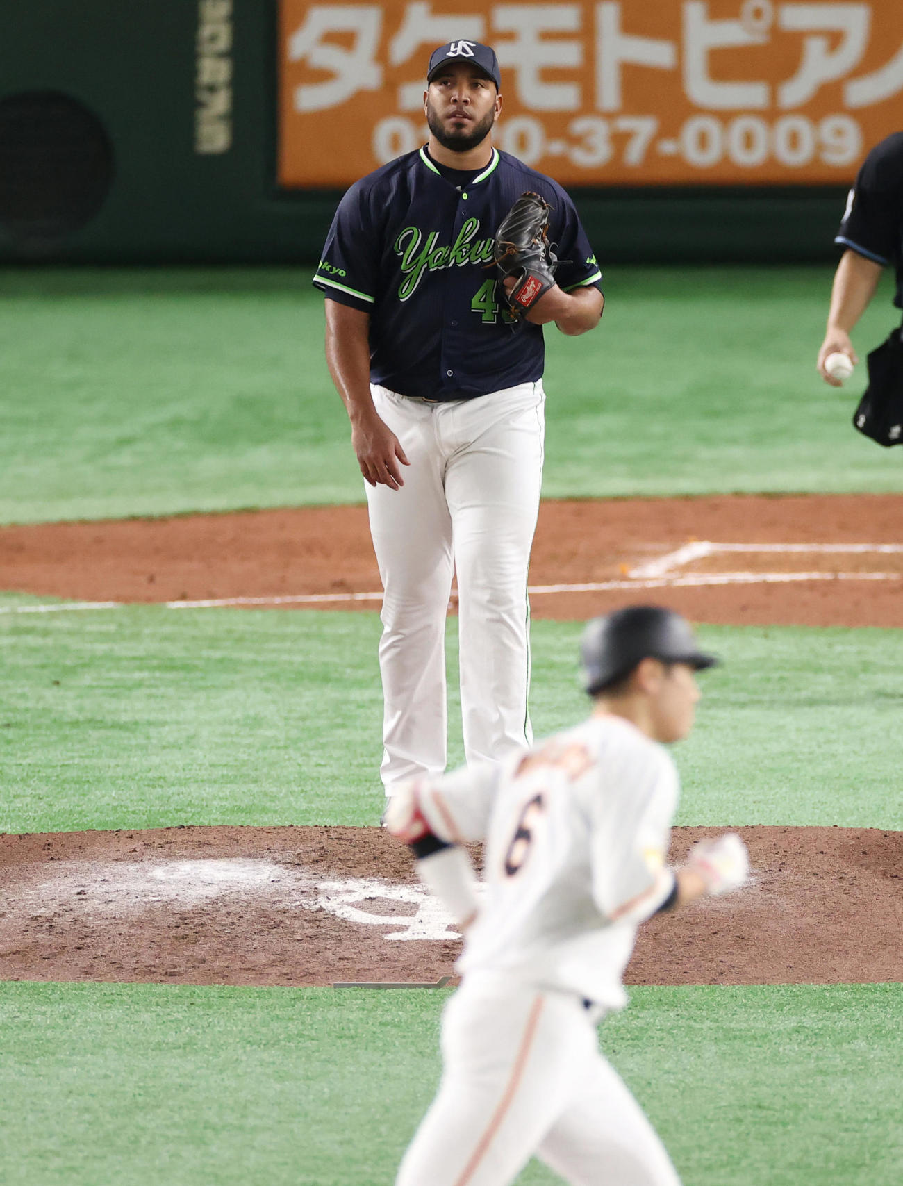巨人対ヤクルト　3回裏巨人無死一塁、坂本（手前）に2点本塁打を浴びぼうぜんとするスアレス（撮影・垰建太）