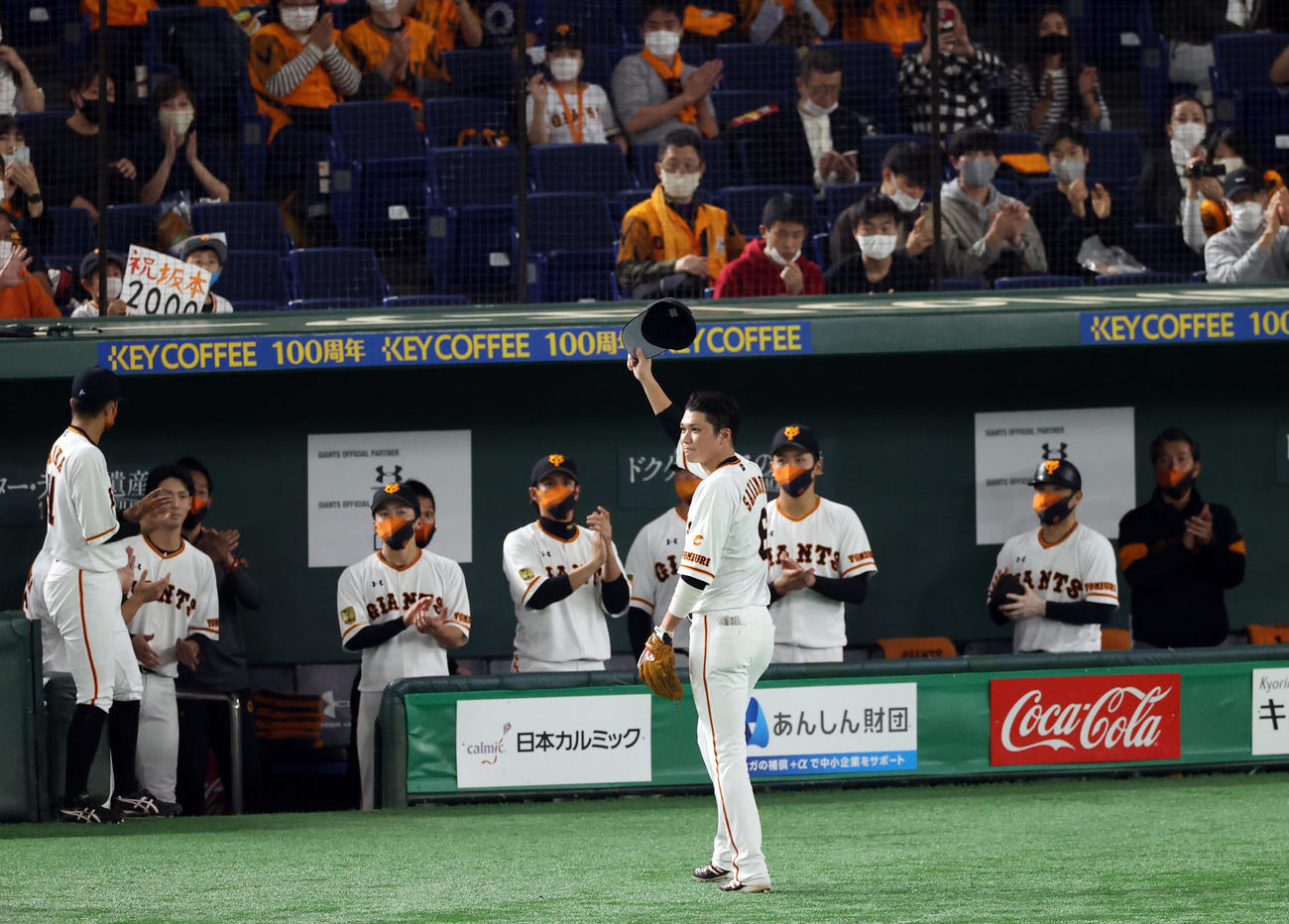 巨人対ヤクルト　7回表、交代でベンチに下がる巨人坂本は右翼席ファンの拍手に応える（撮影・垰建太）