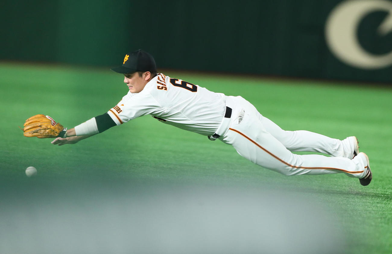 巨人対ヤクルト　5回表ヤクルト2死二塁、中村の左前打となる打球に必死に飛びつく遊撃手坂本（撮影・足立雅史）