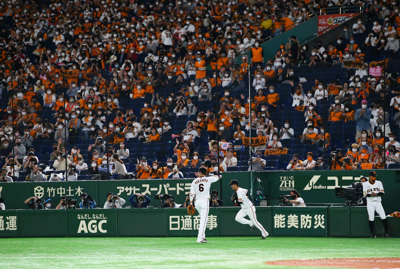 巨人対ヤクルト　7回、交代しスタンドの声援に応えベンチに下がる巨人坂本（撮影・足立雅史）