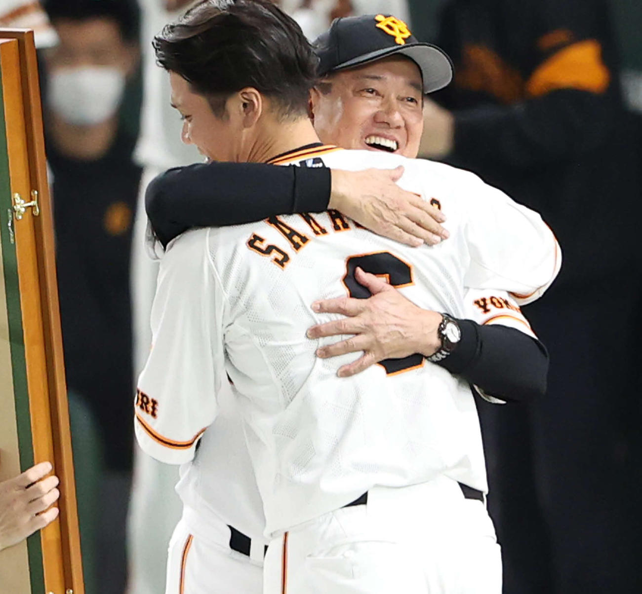 2000安打達成記念セレモニーで巨人坂本（手前）を抱きしめる原監督（撮影・河野匠）