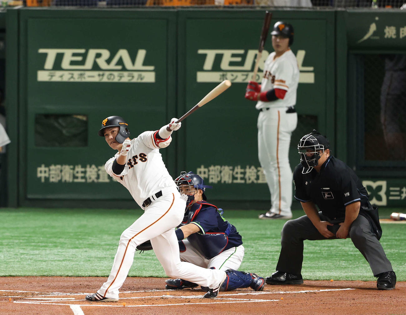 巨人対ヤクルト　1回裏巨人2死、プロ通算2000安打となる左越え二塁打を放つ坂本。後方は岡本（撮影・河野匠）