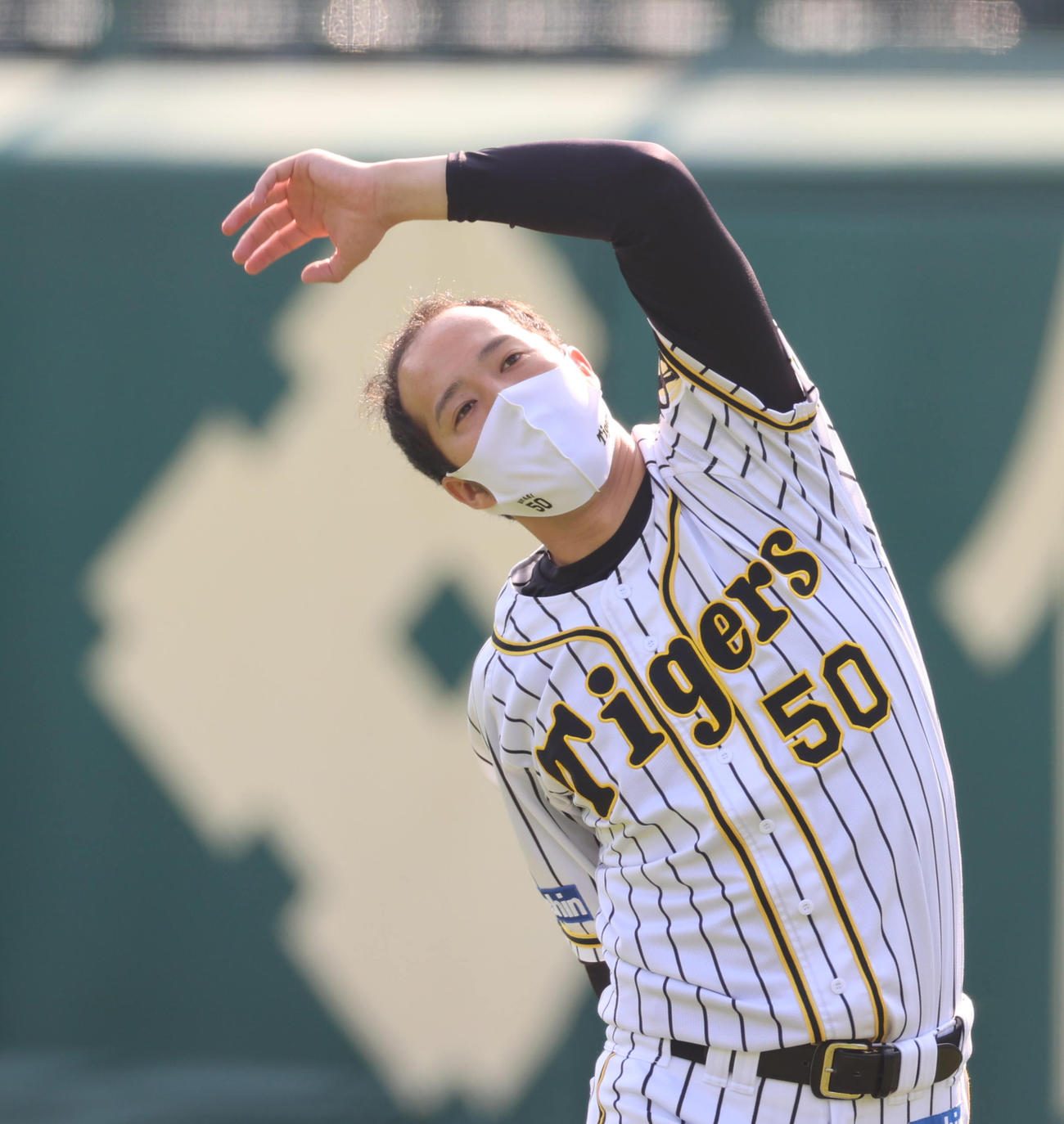 甲子園で練習を行う青柳（撮影・清水貴仁）