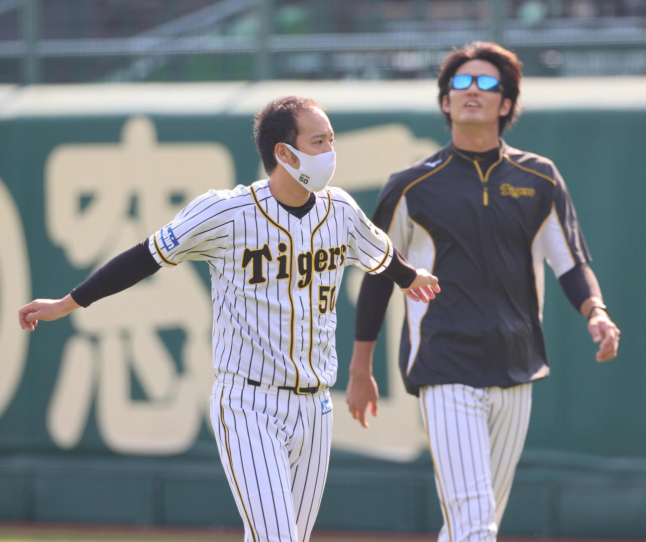 甲子園で練習を行う青柳（左）と藤浪（撮影・清水貴仁）