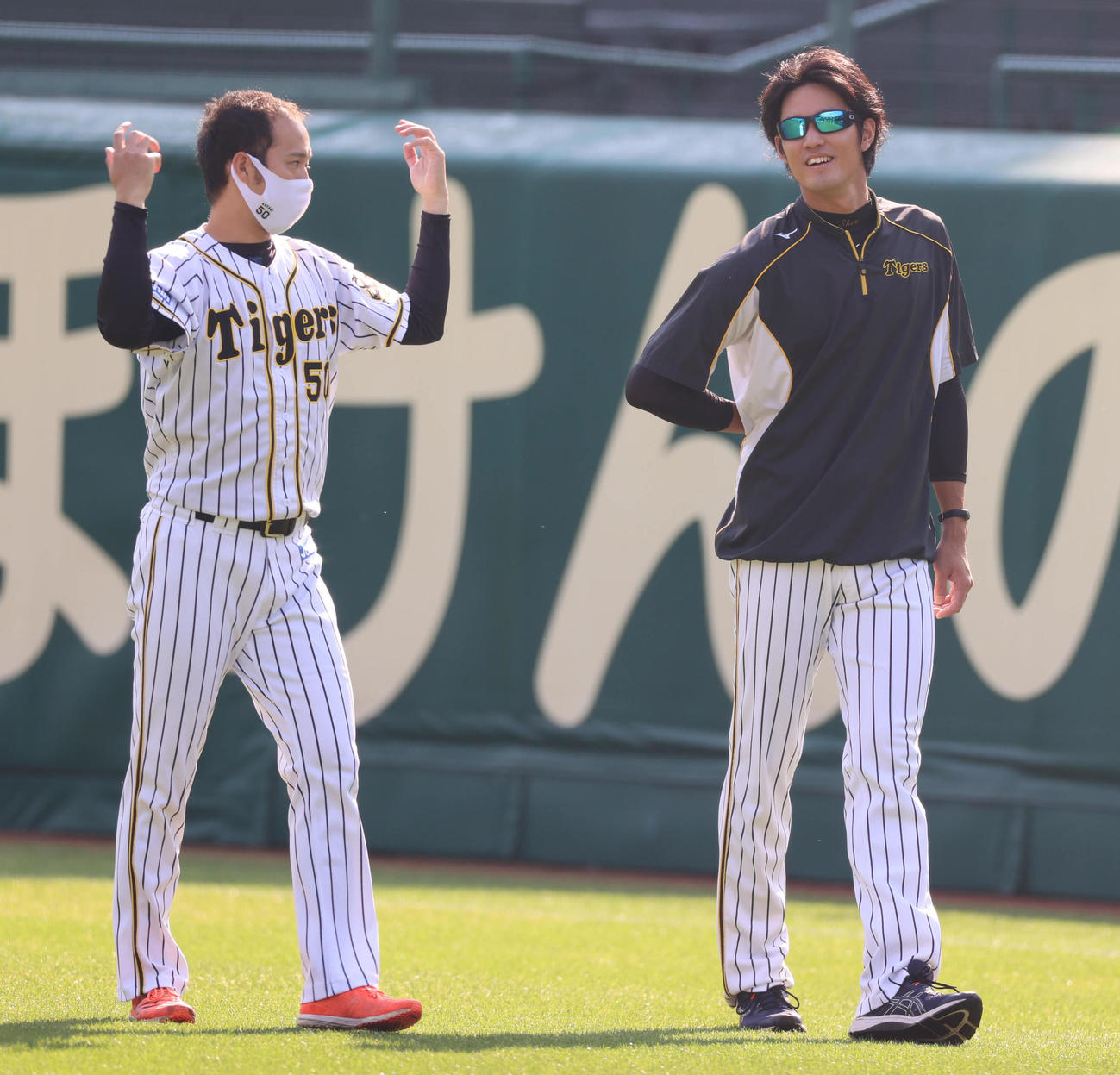 甲子園で練習を行う青柳（左）と藤浪（撮影・清水貴仁）