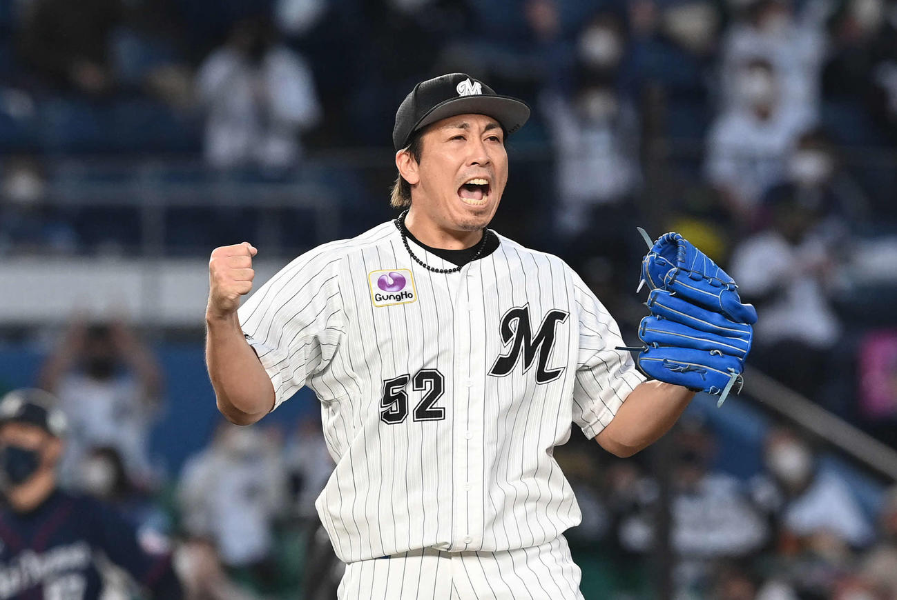 ロッテ対西武　西武に勝利しCS進出を決め、雄たけびを上げるロッテ益田（撮影・鈴木みどり）