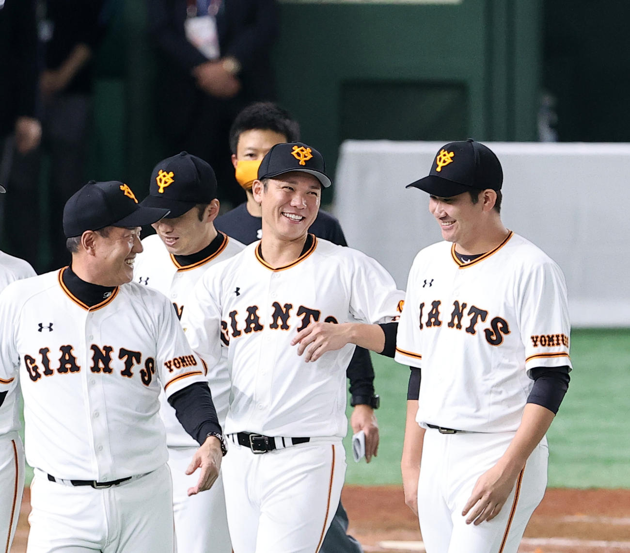 巨人対ヤクルト　笑顔で場内1周に向かう坂本（中央）。左は原監督、右は菅野智之（撮影・浅見桂子）