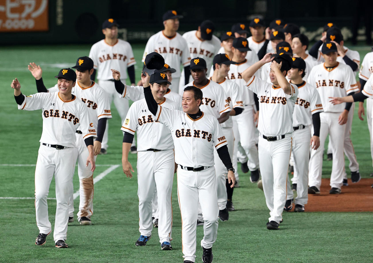 巨人対ヤクルト　ホーム最終戦セレモニーで場内1周する原監督（中央）。左は坂本、左から2人目は菅野（撮影・浅見桂子）