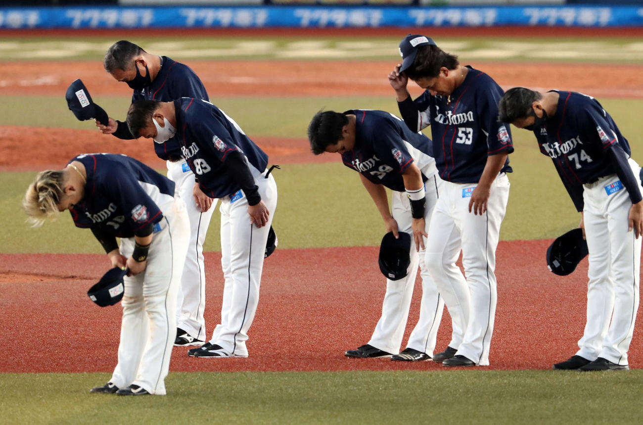 ロッテ対西武　敗れてCS進出を逃し、ファンにあいさつする西武の森（左手前）や辻監督（同奥）ら（撮影・松本俊）