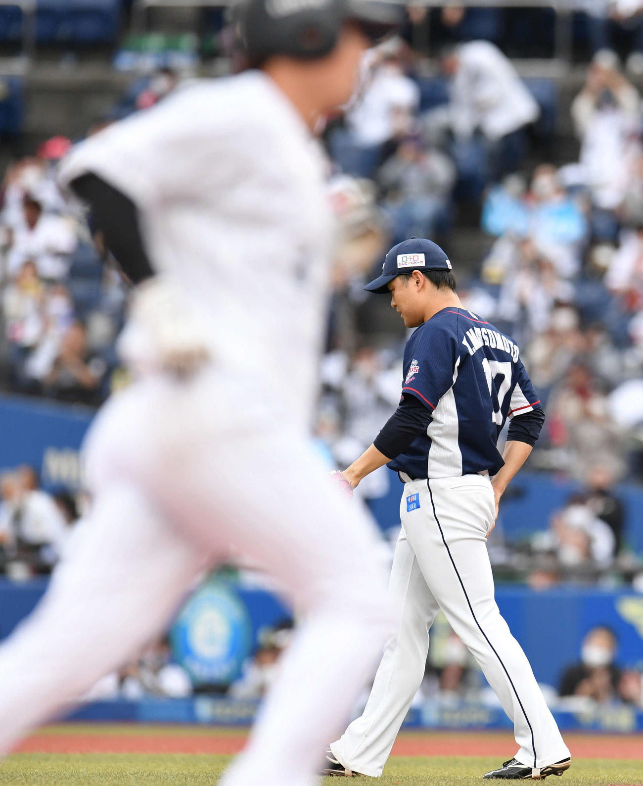 ロッテ対西武　4回裏ロッテ2死、藤岡（手前）に勝ち越しの本塁打を浴びる松本（撮影・滝沢徹郎）