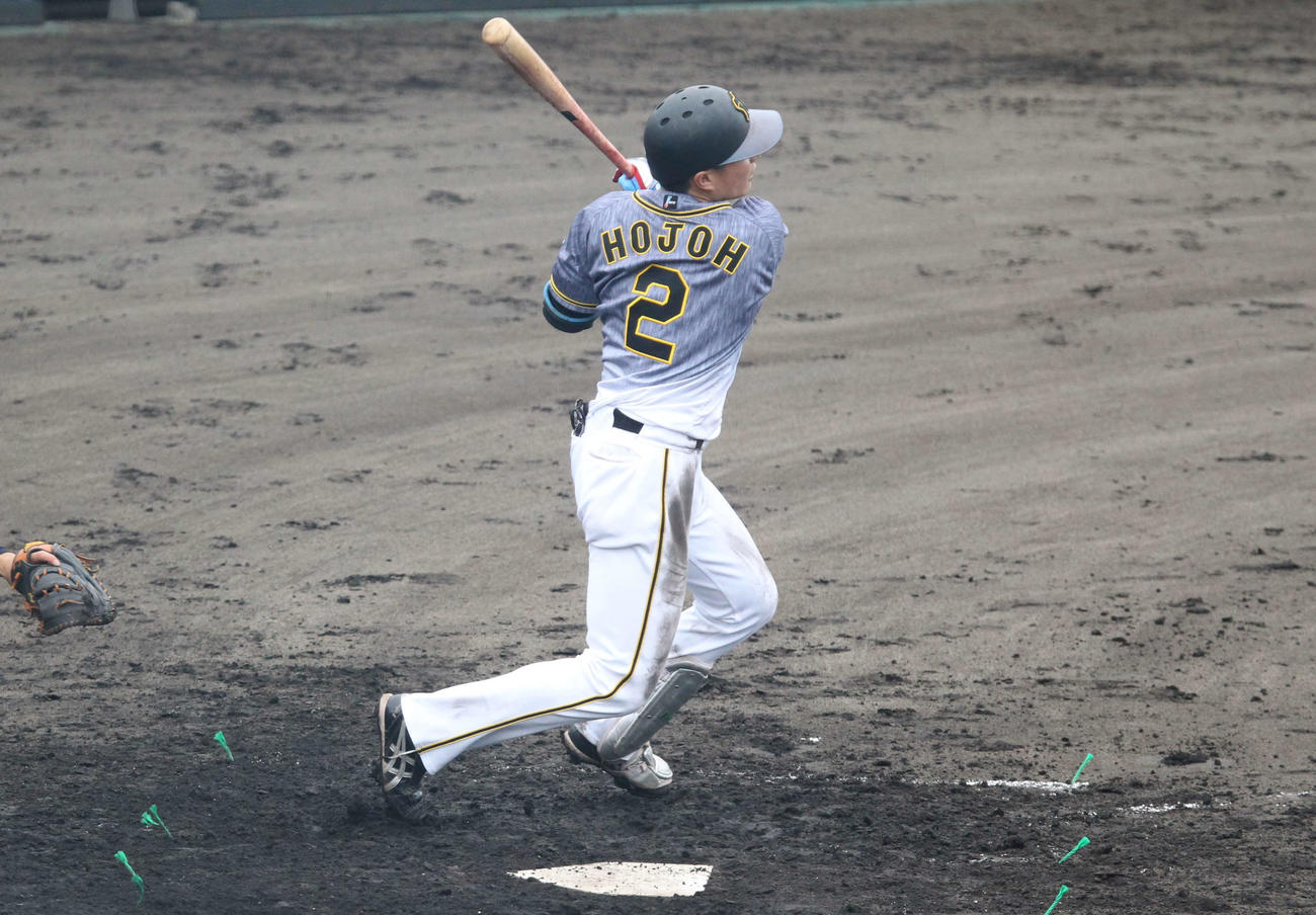フェニックス・リーグ西武戦　5回に左越え2点本塁打を放つ阪神北條史也（撮影・只松憲）