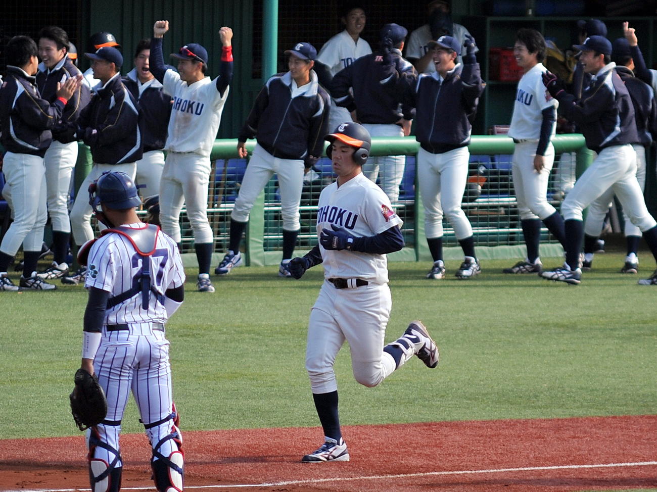仙台大対東北福祉大　2回裏、東北福祉大はこの回先頭の4番DH遠藤が左翼越えに大学公式戦初打席初本塁打を放つ