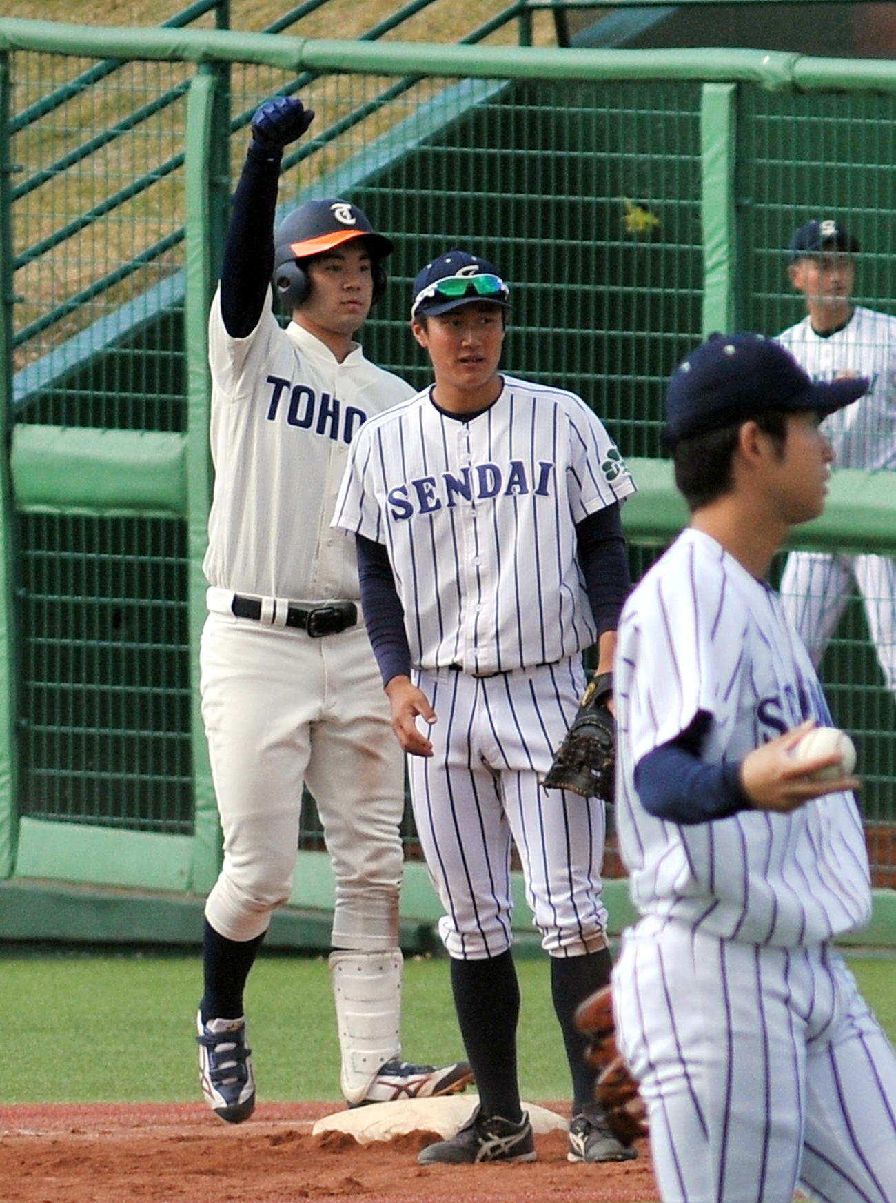 仙台大対東北福祉大　3回裏、東北福祉大2死二、三塁。4番DH遠藤が左翼前に走者一掃の3打席連続安打を放ち、ガッツポーズ