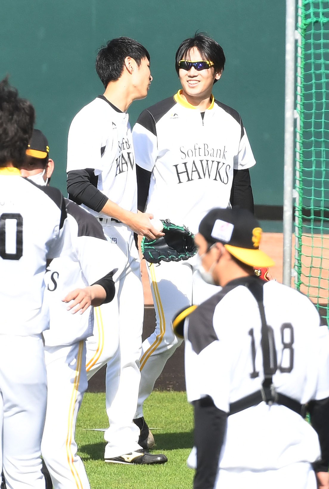 泉（左）と投球練習を終えた石川（撮影・今浪浩三）