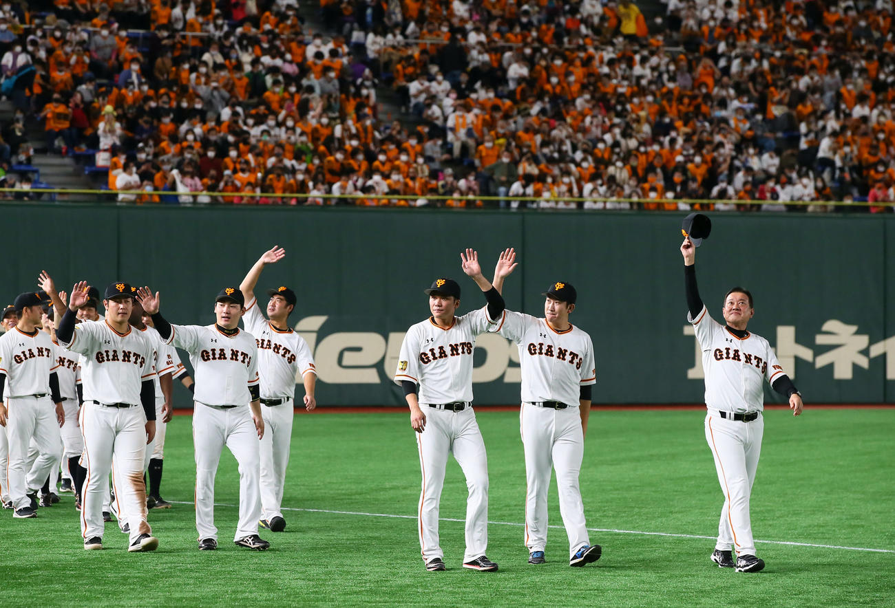 巨人対ヤクルト　最終戦セレモニーを終え、ファンの声援に手を振って応える巨人原監督（右端）、菅野（右から2人目）、坂本（同3人目）らナイン（撮影・足立雅史）