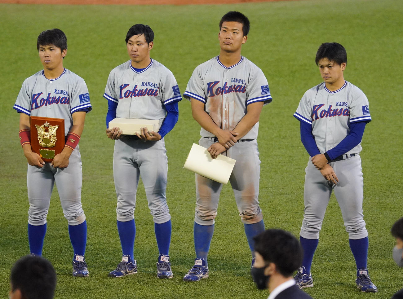 関西地区大学野球選手権　準優勝となり表彰式に並ぶ関西国際大の選手たち（撮影・清水貴仁）