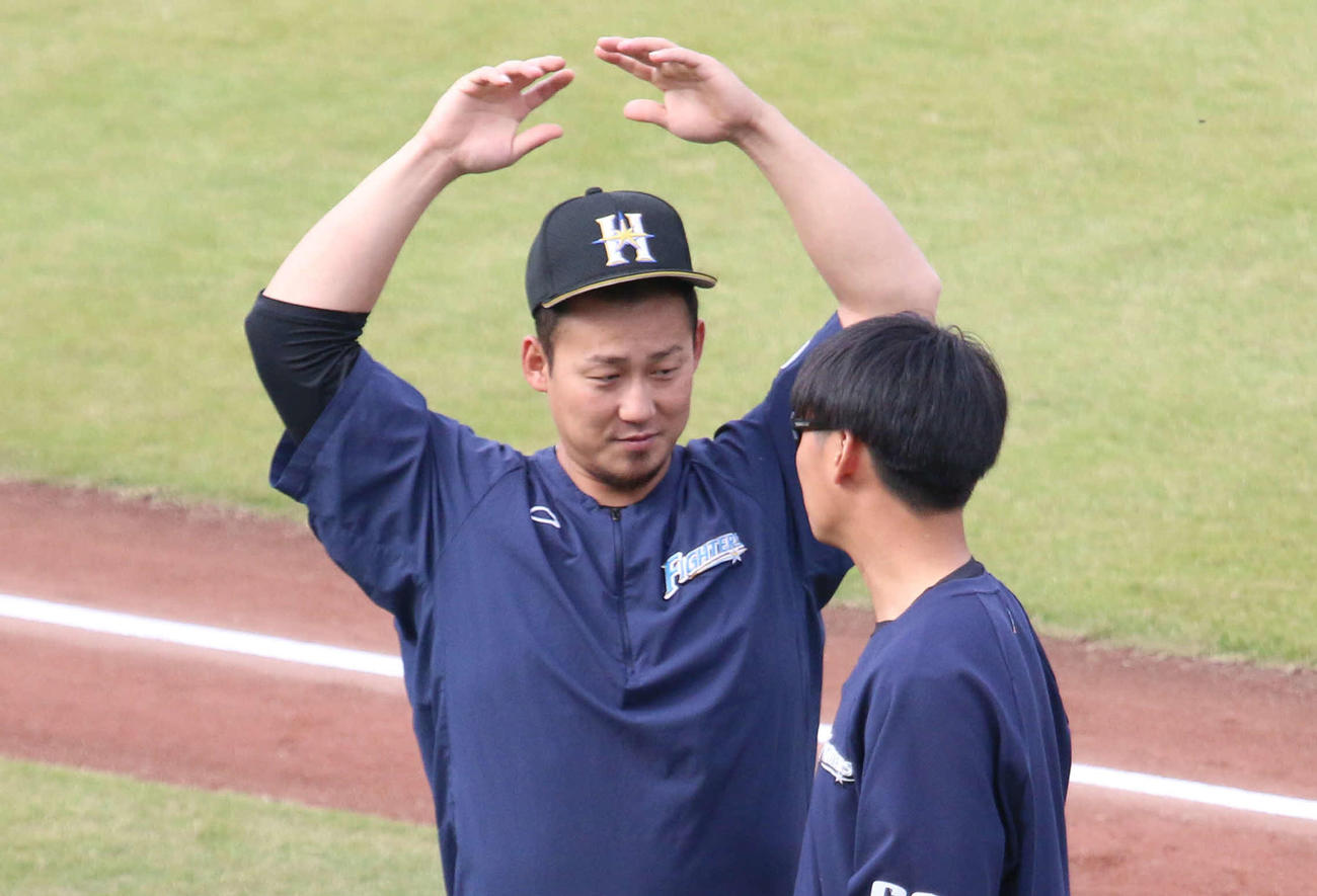 今季最終戦の9日ロッテ戦へ向けて全体練習に参加した日本ハム中田（右は石川亮）（撮影・木下大輔）
