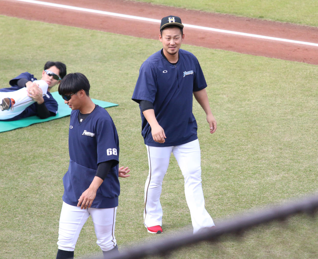 今季最終戦の9日ロッテ戦へ向けて全体練習に参加した日本ハム中田（右は石川亮）（撮影・木下大輔）