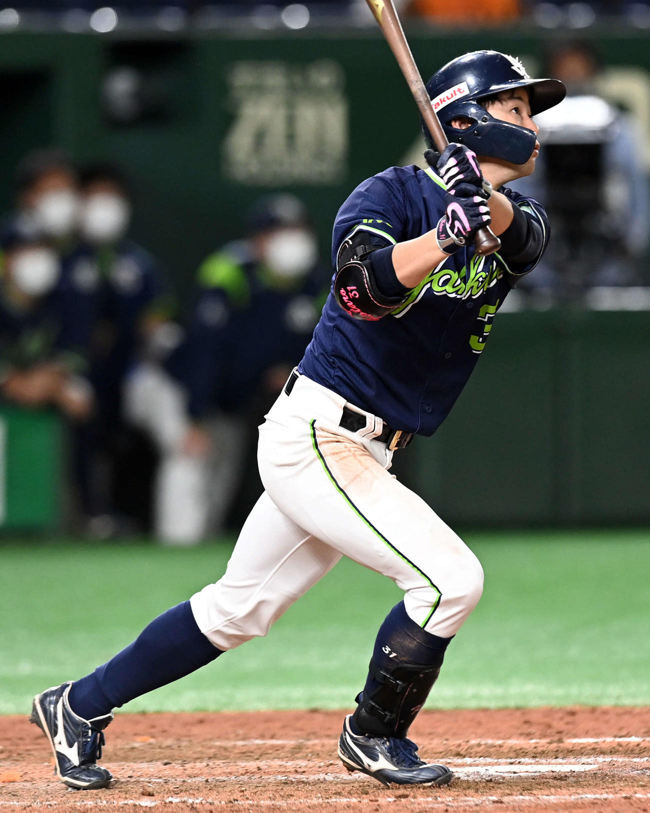 巨人対ヤクルト　8回表無死満塁、右越えに満塁打を放つ山崎（撮影・たえ見朱実）