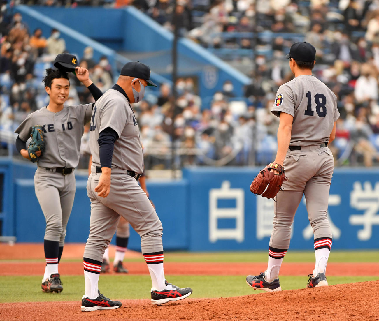 早大対慶大　9回表早大2死一塁、打者蛭間拓哉の時、慶大・木沢(右)は生井と交代する。中央は堀井監督（撮影・柴田隆二）