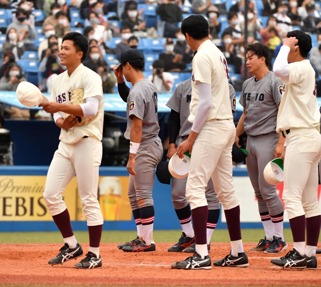 早大対慶大　試合終了しあいさつする早大・早川（左端）とがっくりする慶大・木沢（右端）（撮影・柴田隆二）