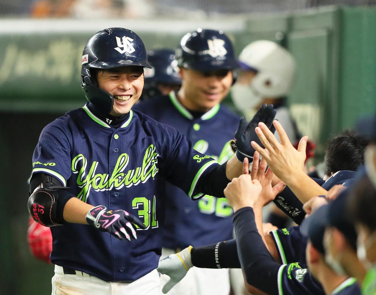 巨人対ヤクルト　8回表ヤクルト無死満塁、右越え満塁本塁打を放ちナインの祝福に笑顔を見せる山崎（撮影・足立雅史）