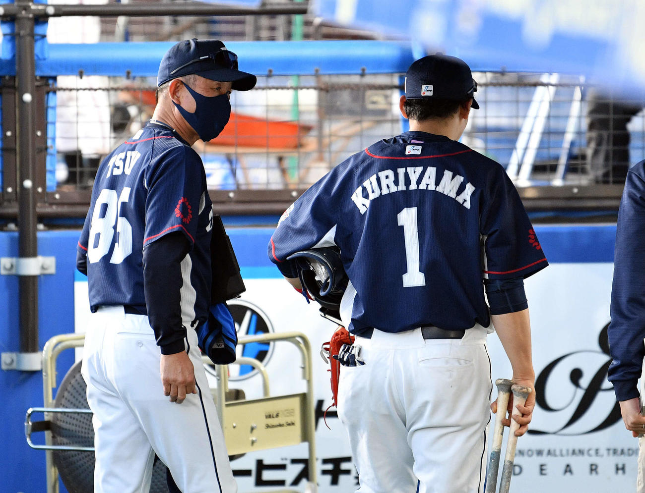 ロッテ対西武　試合後、西武栗山（右）とベンチ裏へ引き揚げる辻監督（撮影・滝沢徹郎）