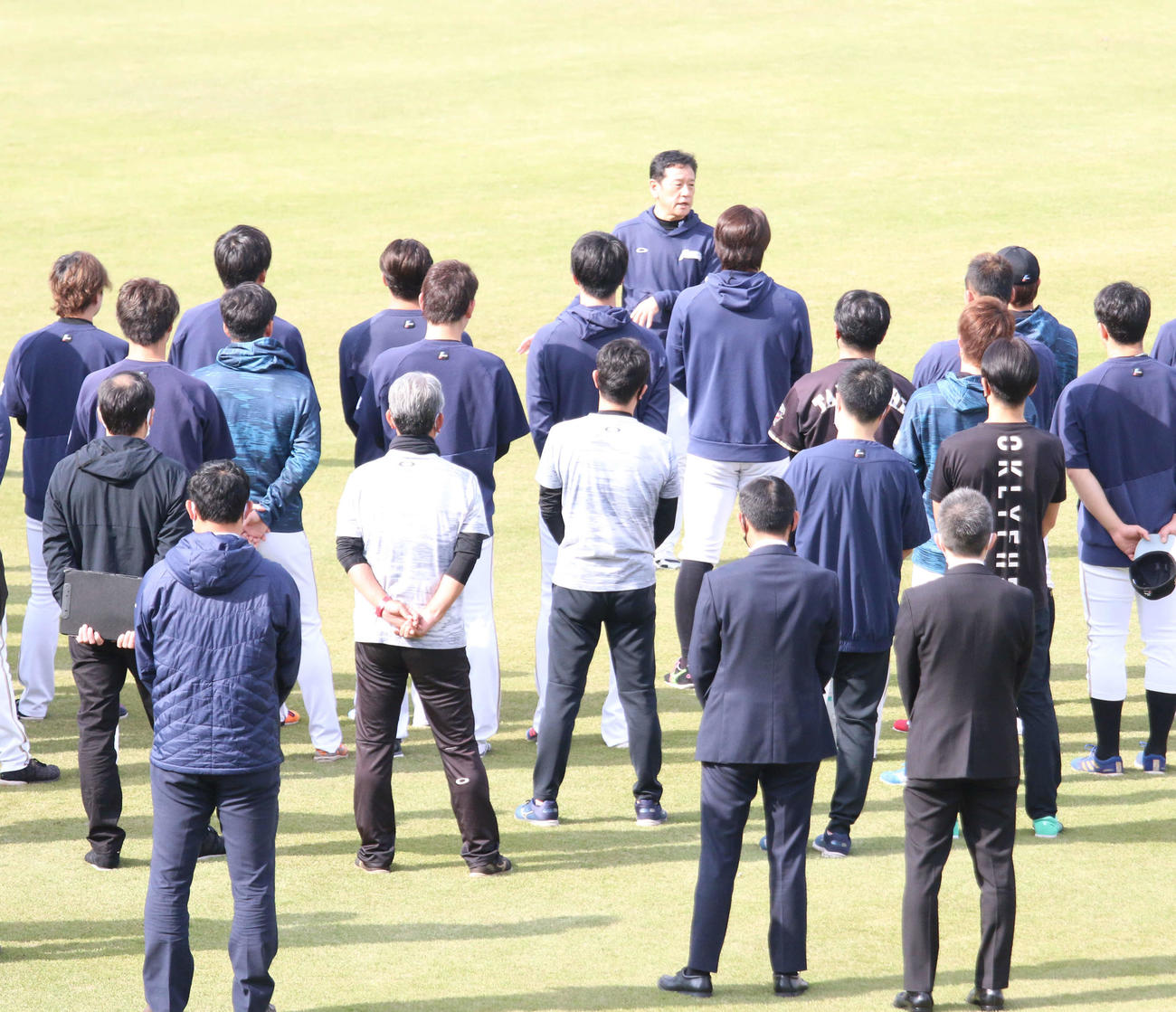 練習前に選手らの前で訓示した日本ハム栗山監督（撮影・木下大輔）