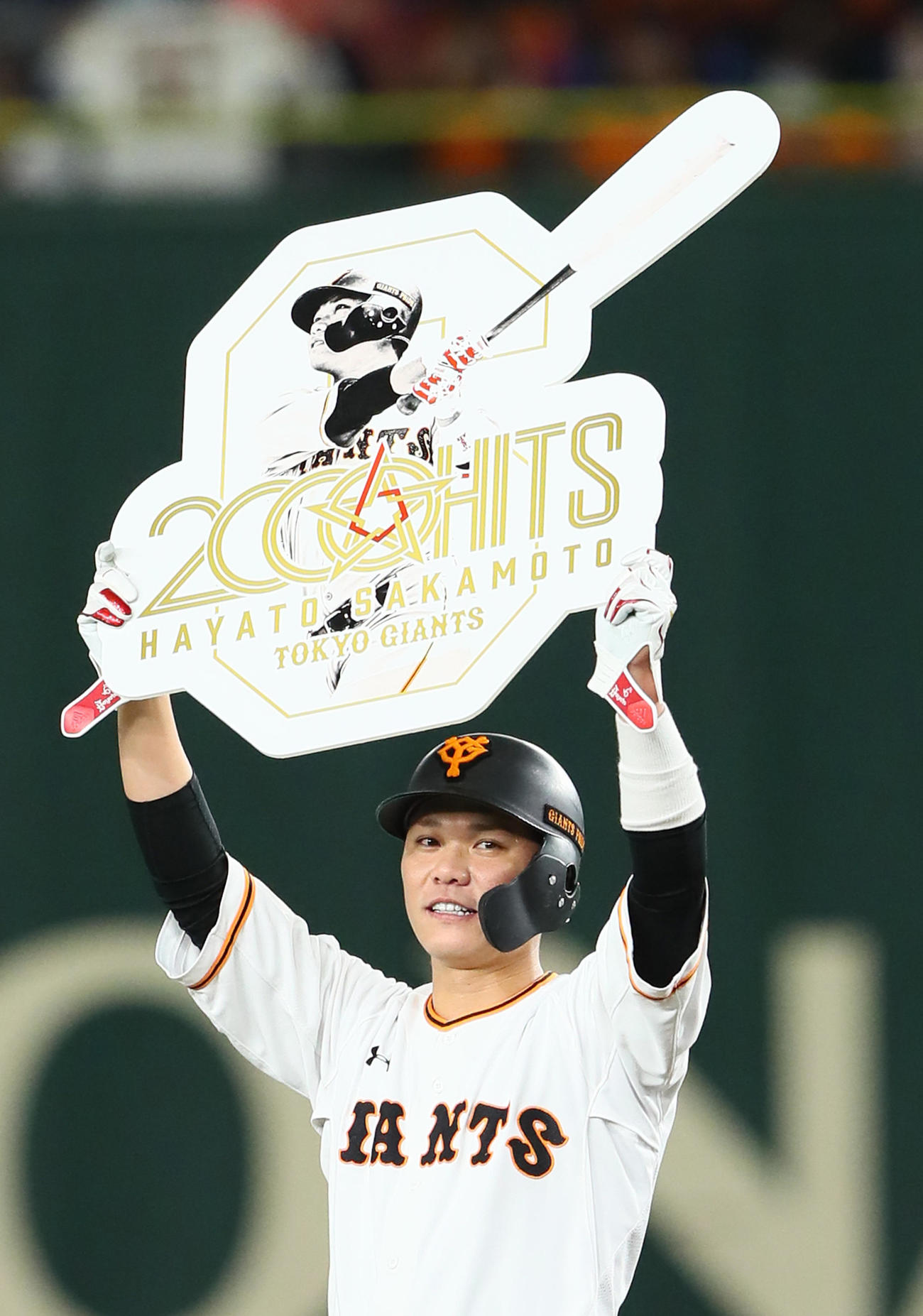 巨人対ヤクルト　1回裏巨人2死、左越え二塁打を放ち通算2000安打を達成した坂本（撮影・足立雅史）