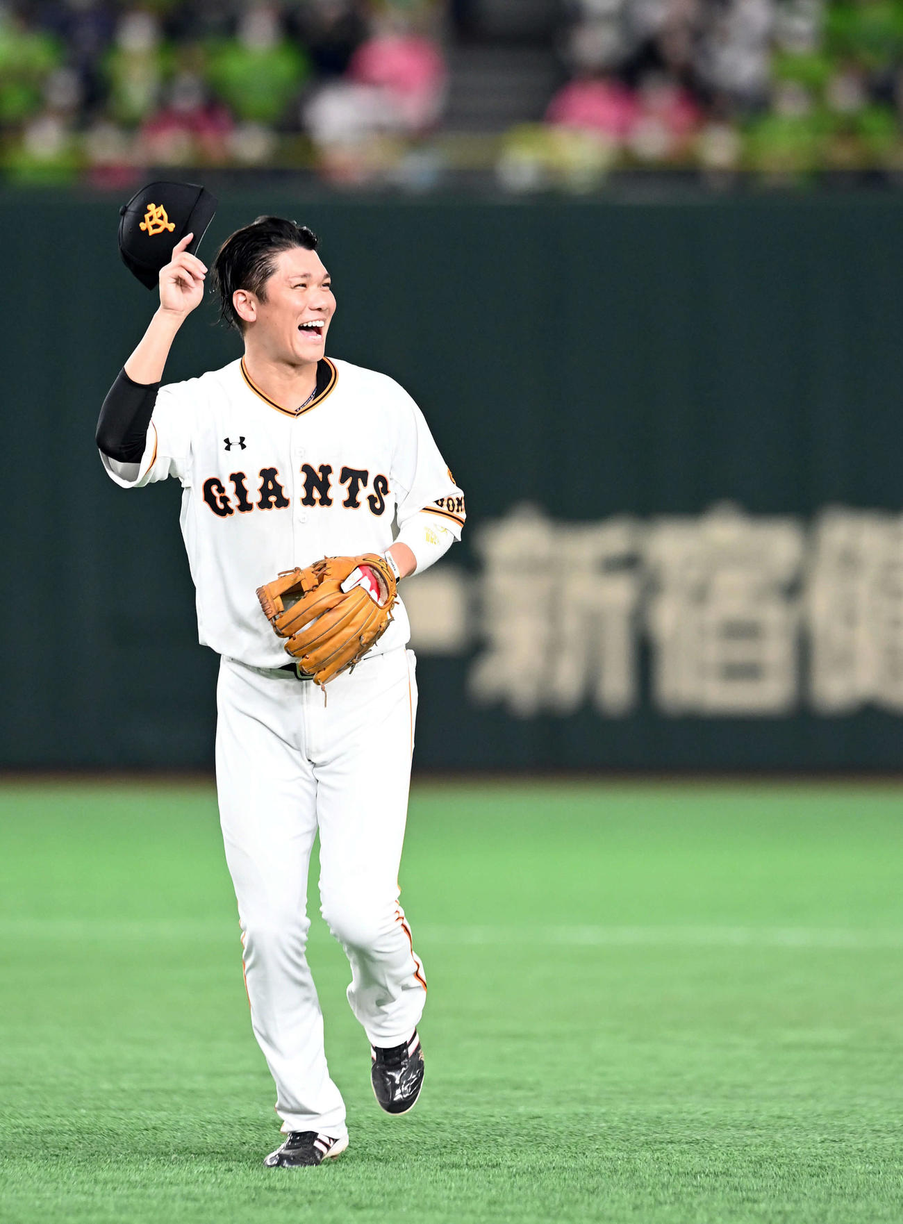 巨人対ヤクルト　7回表、ファンの声援に笑顔で帽子を振りながらベンチに下がる坂本（撮影・たえ見朱実）
