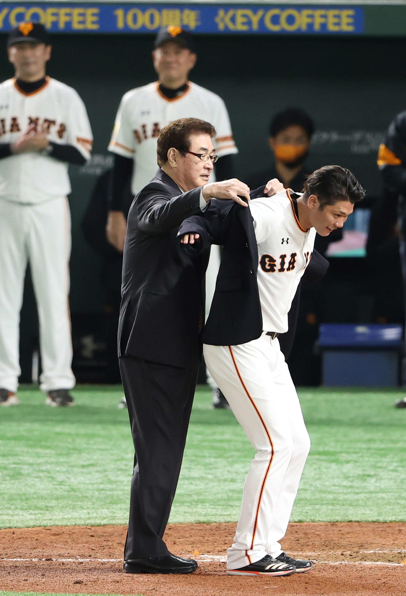 2000安打達成記念セレモニーで名球会の山本理事長（左）からブレザーを贈呈される巨人坂本（撮影・河野匠）