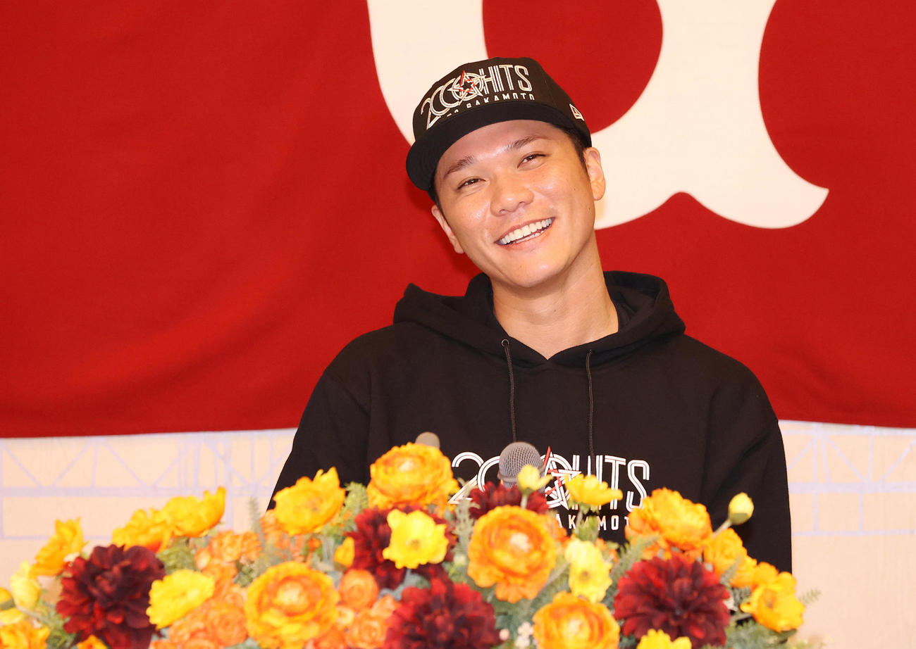 巨人対ヤクルト　会見で笑顔を見せる巨人坂本（撮影・垰建太）