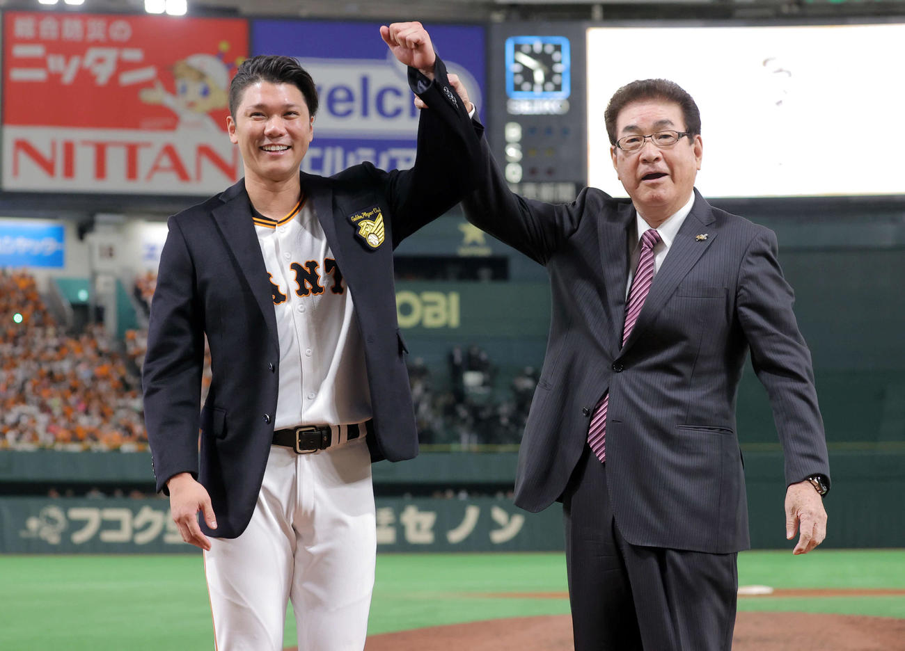 2000本安打を達成し、山本浩二名球会理事長と記念撮影に納まる巨人坂本（代表撮影）
