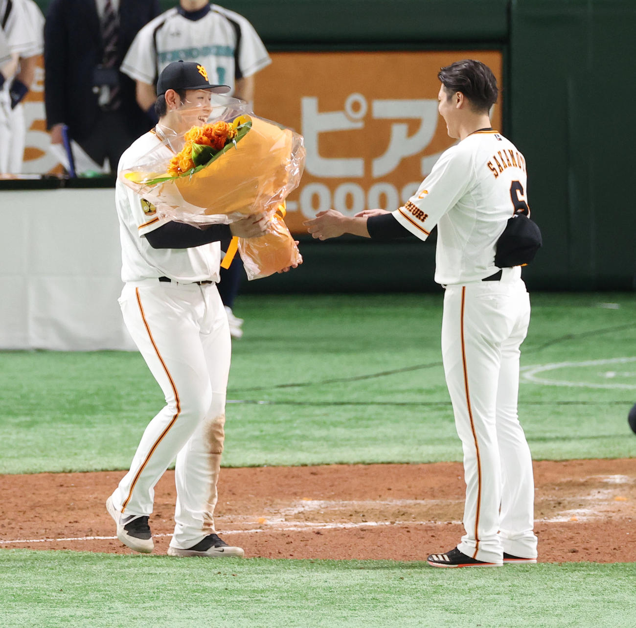 巨人対ヤクルト　通算2000安打を達成した巨人坂本（右）に花束を贈る岡本（撮影・垰建太）
