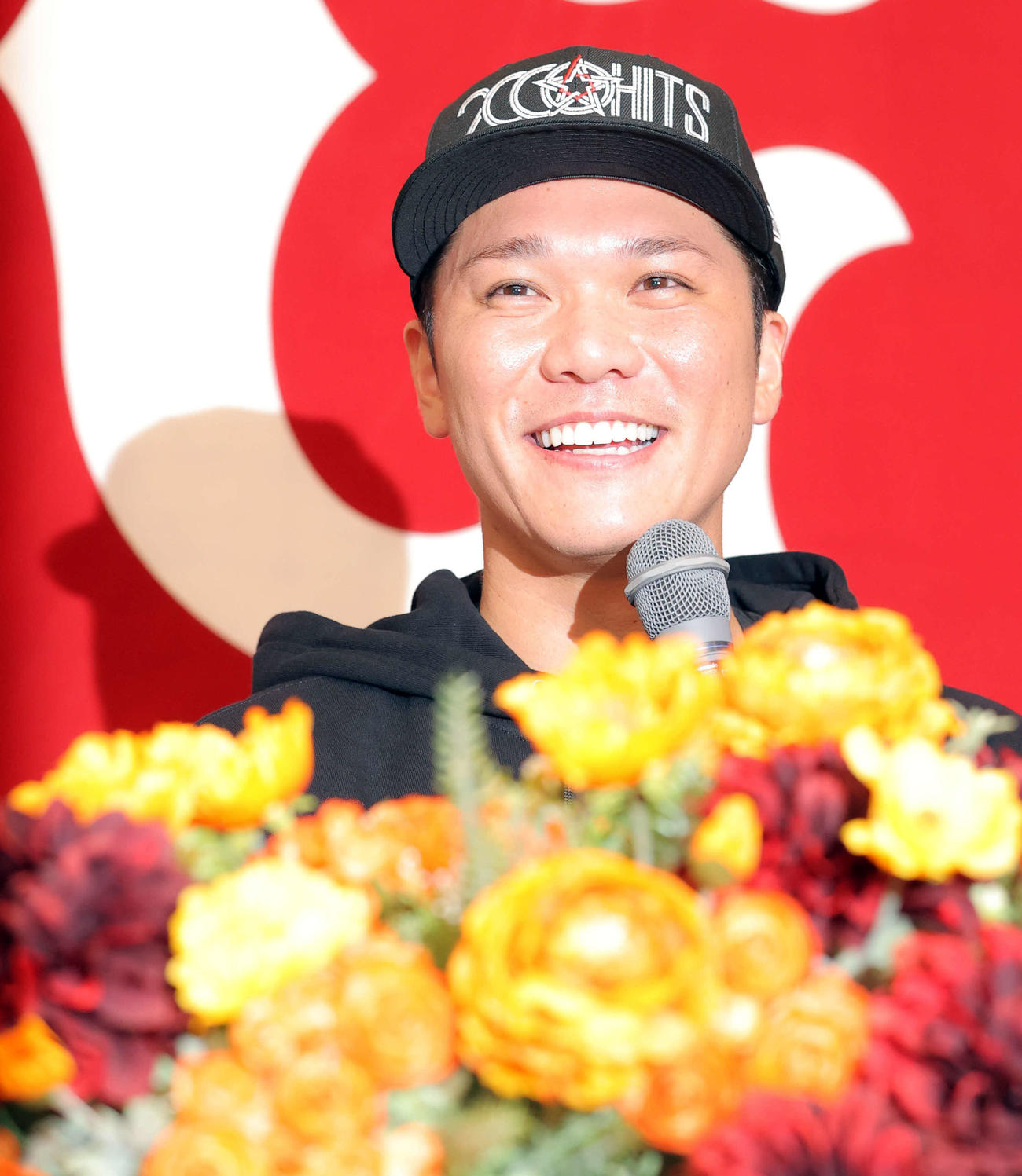 2000本安打を達成し、会見で心境を語る巨人坂本（代表撮影）
