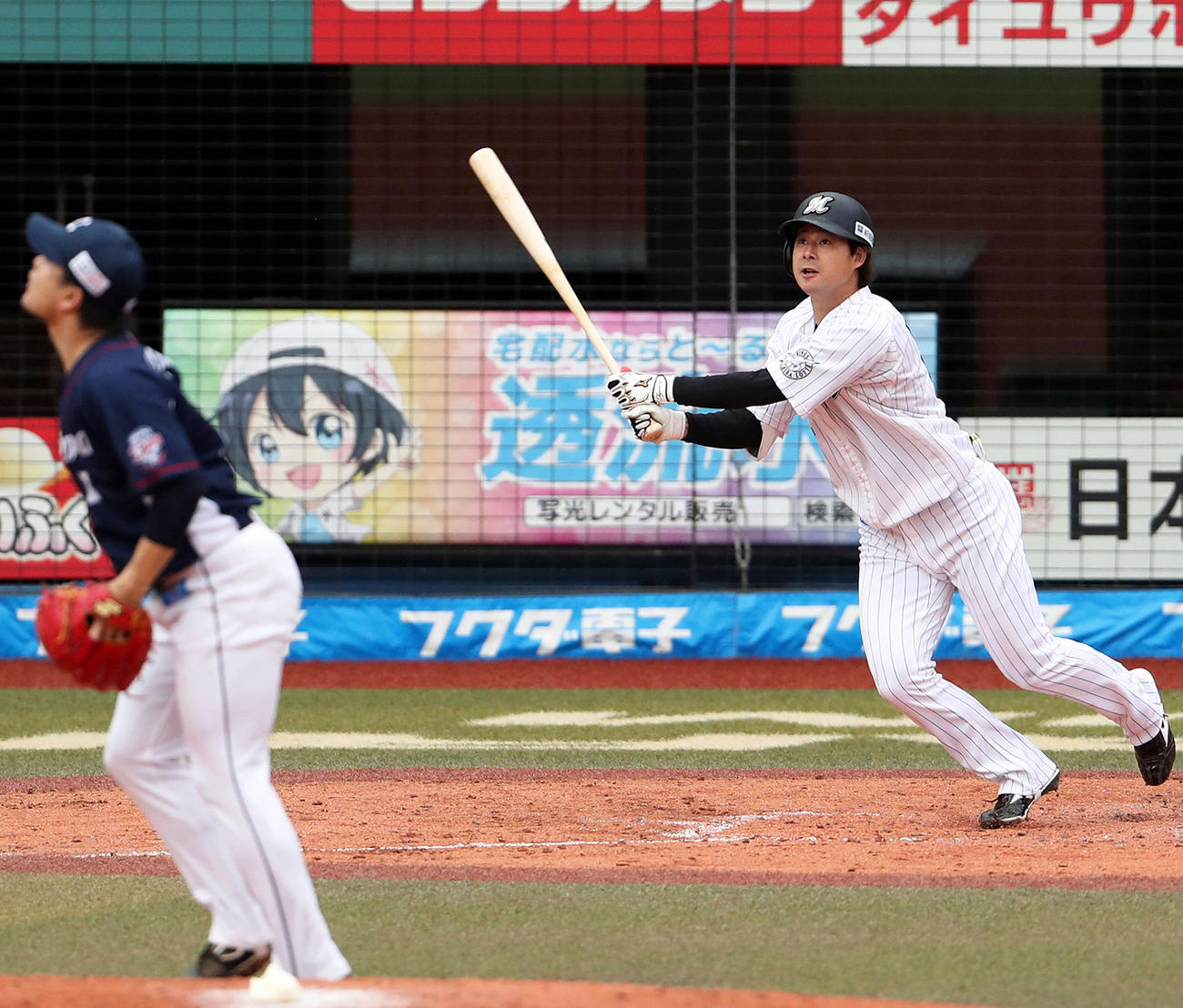 4回裏ロッテ2死、右越えソロ本塁打を放つ藤岡。投手松本（撮影・松本俊）
