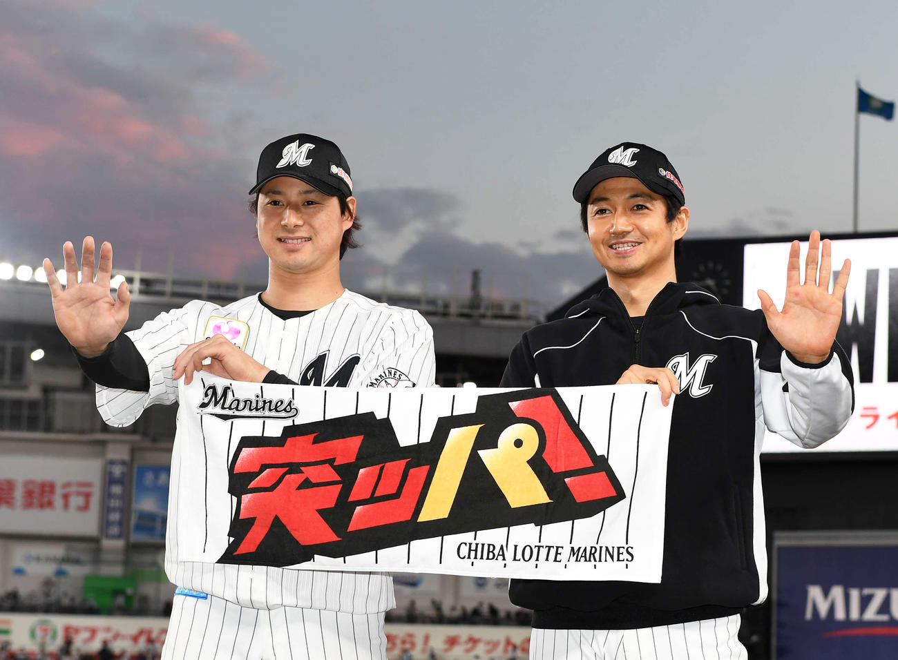 CS進出を決め「突ッパ！」ポーズを決めるロッテ藤岡（左）と唐川（撮影・鈴木みどり）