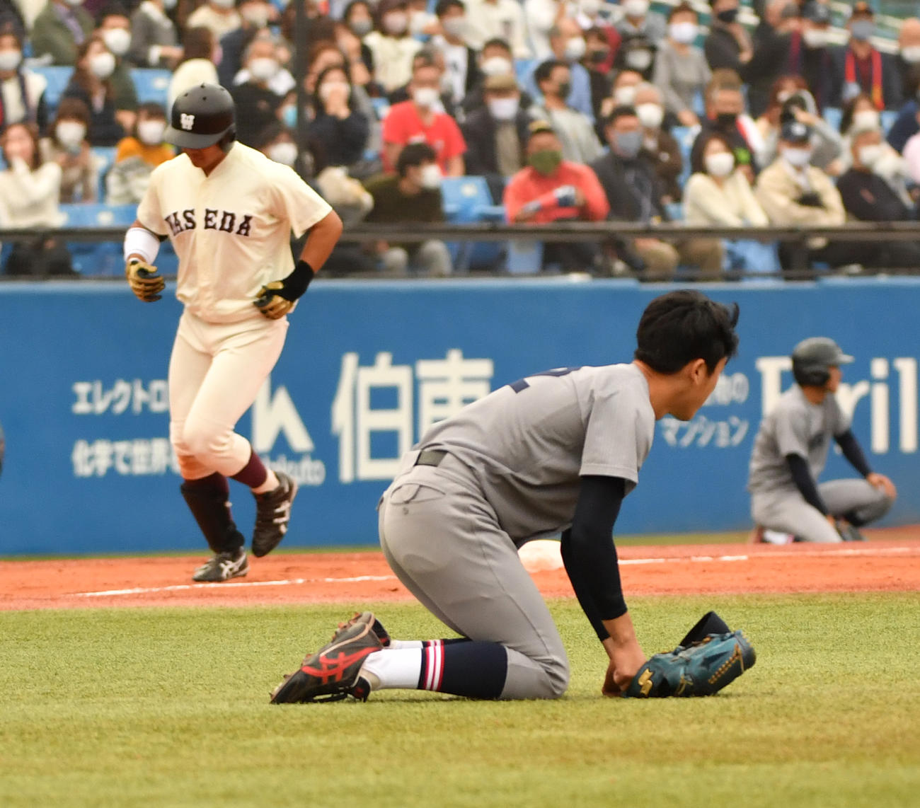 早大対慶大　9回表早大2死一塁、蛭間は中越えに逆転2ランを放つ。右はがっくりの慶大・生井（撮影・柴田隆二）