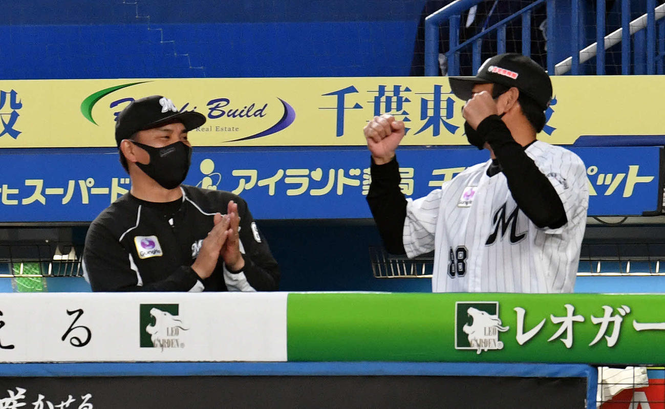 ロッテ対西武　CS進出が決まり喜ぶロッテ井口監督（左）と鳥越ヘッドコーチ（撮影・滝沢徹郎）