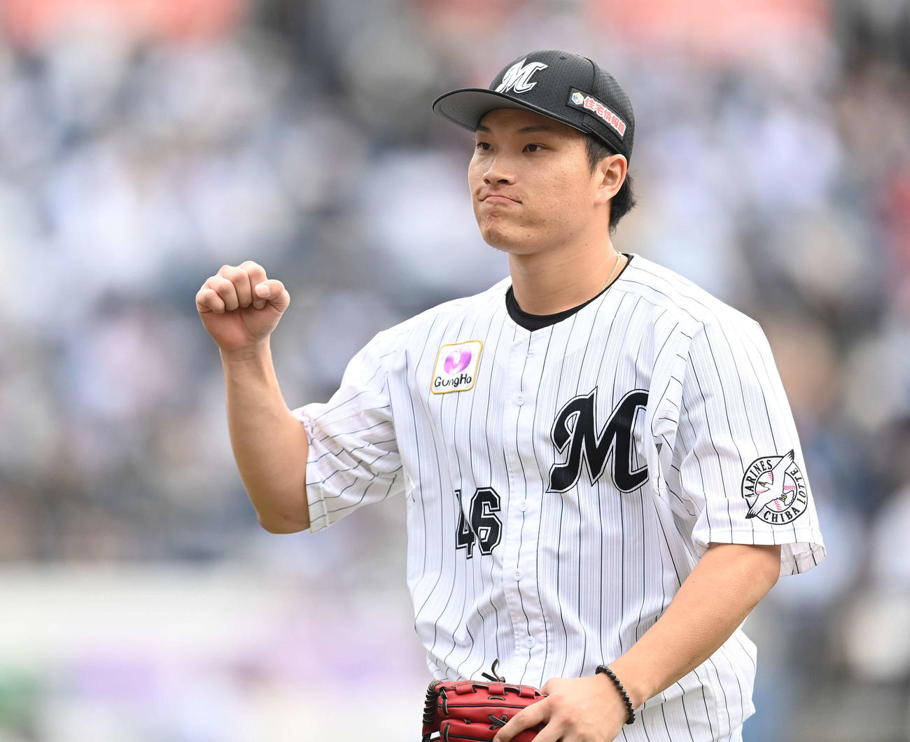 ロッテ対西武　4回表を3者凡退に抑え、ガッツポーズでベンチへ戻るロッテ岩下（撮影・鈴木みどり）