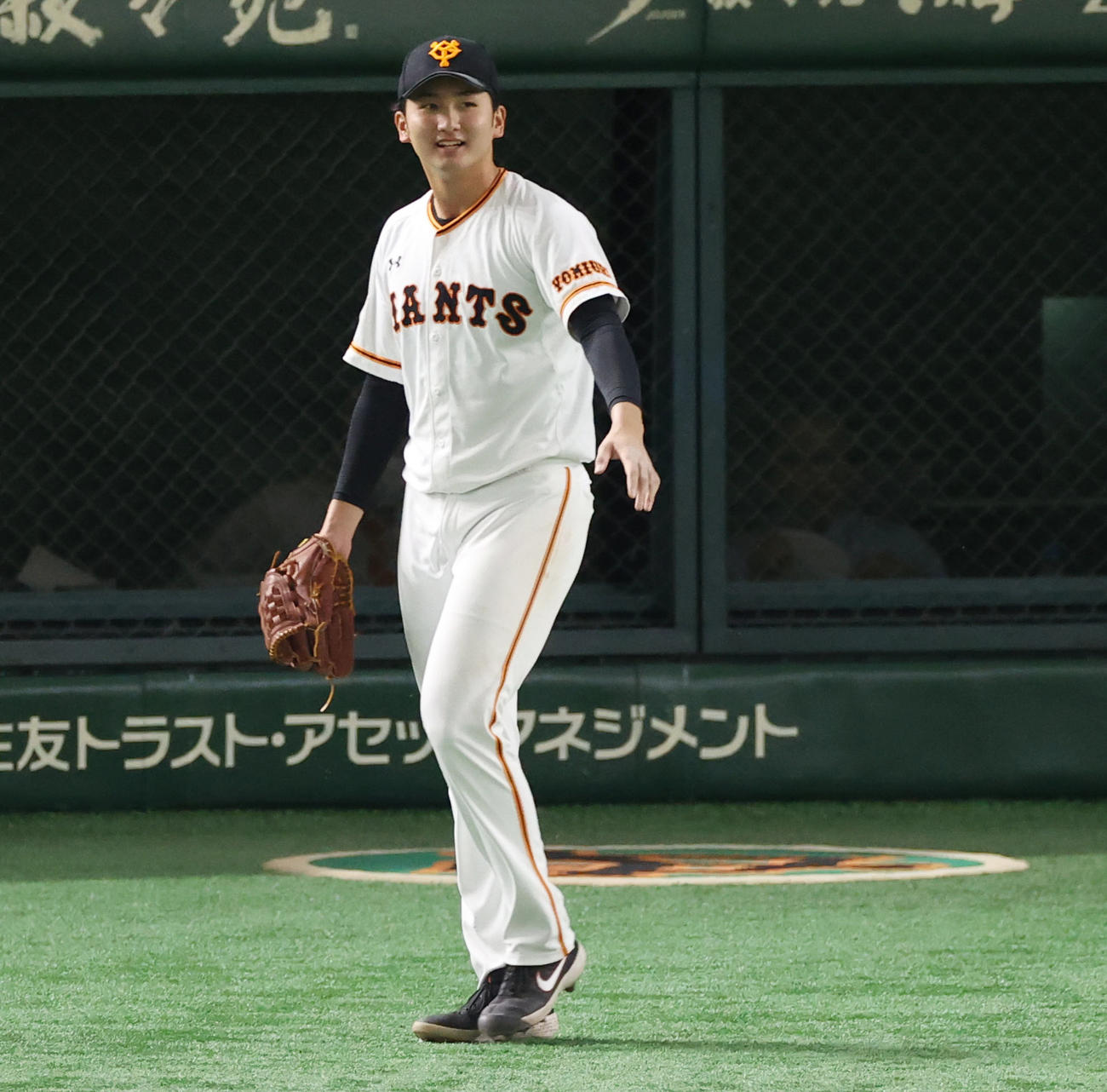 巨人対ヤクルト　5回表ヤクルト2死二塁、陽の好返球で無失点にしのぎ笑顔を見せる横川（撮影・垰建太）
